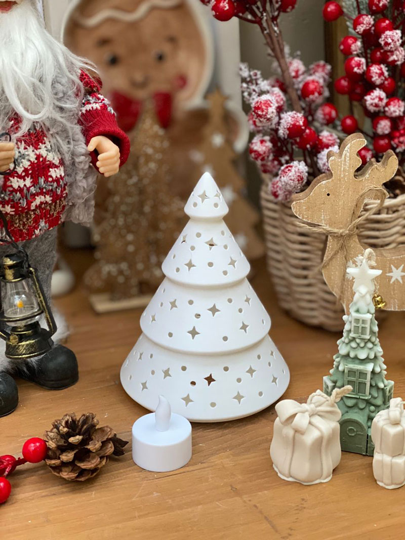 کاج طبقه ای چراغدار